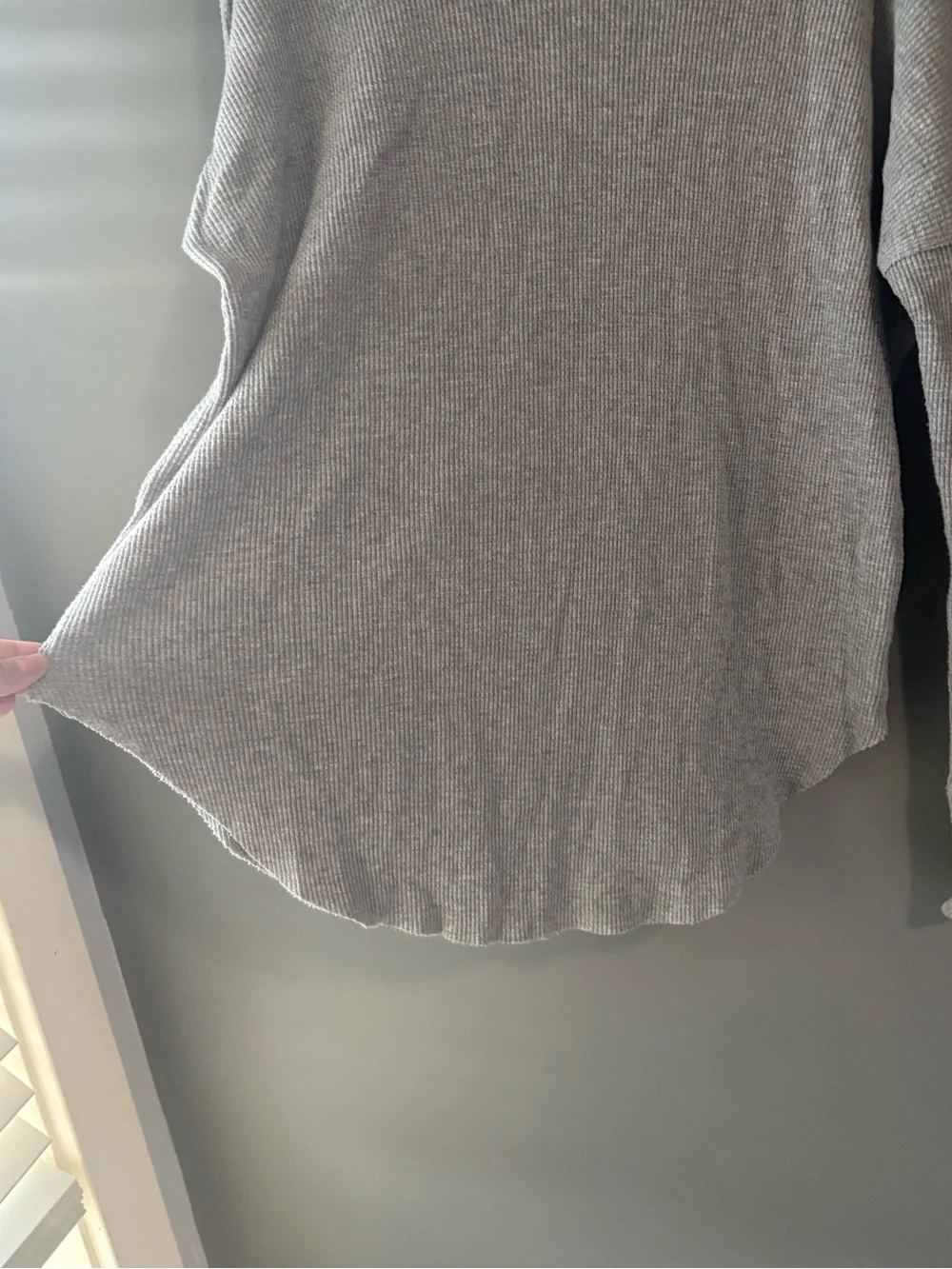 TNA by Aritzia Gray Waffle Knit Cowl Neck Long Sleeve Top Size Medium - Picture 5 of 9